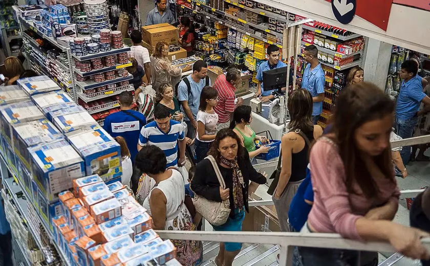 Após recorde em fevereiro, vendas do comércio ficam estáveis em março
