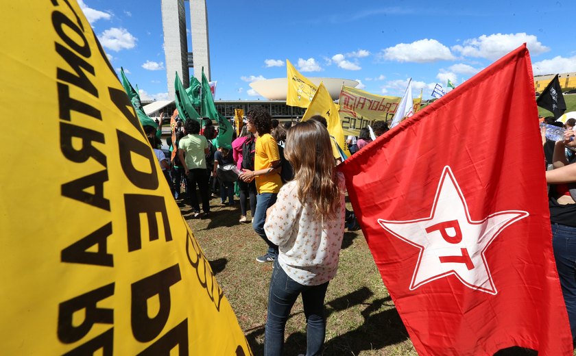 Protesto a favor de Lula bloqueia um dos eixos da Esplanada dos Ministérios