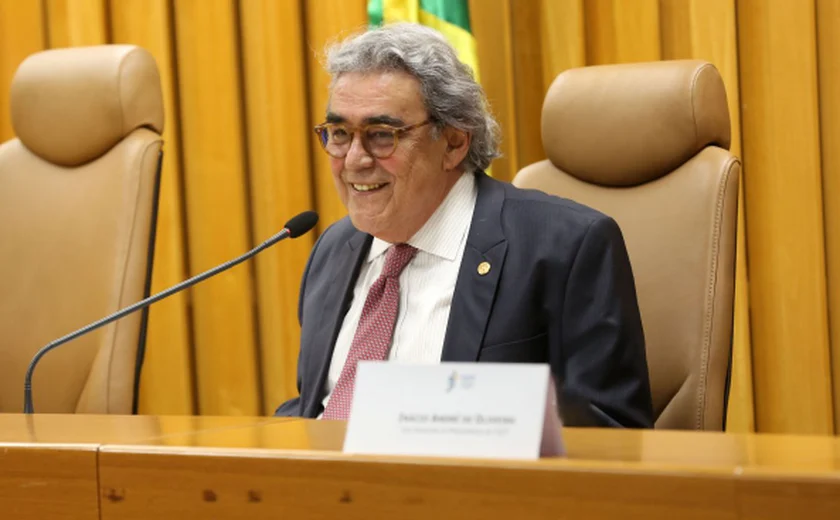 Ministro Aloysio Veiga rebate Gilmar, diz que CLT segue atual e cobra defesa do TST