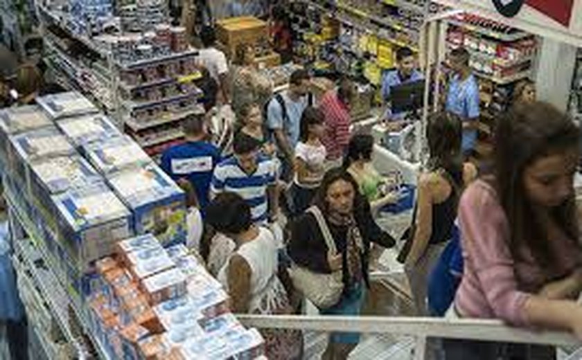 Vendas do varejo estão 7,4% abaixo do pico visto em outubro de 2014, diz IBGE