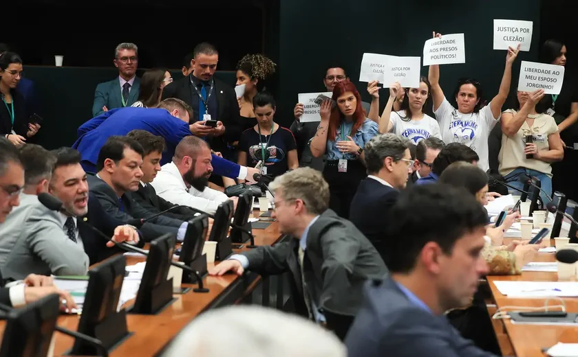 Projeto que concede anistia a golpistas do 8/1 avança na Câmara