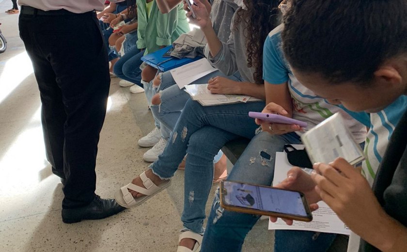 AlaJovem e TRE/AL promovem ação de regularização e emissão do título de eleitor na Escola Theonilo Gama.