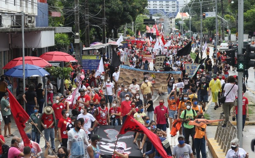 Recife tem ato pacífico contra Bolsonaro; São Luís e Goiânia reúnem milhares