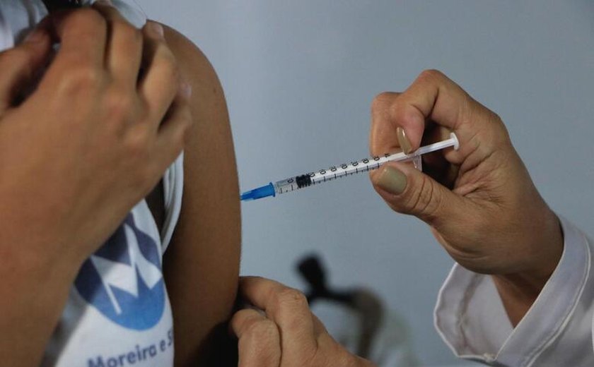 Brasil tem apenas 30,7% da população com dose de reforço para covid-19