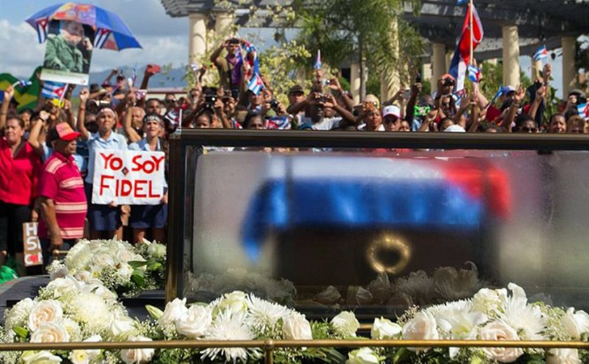 Povo nas ruas e simbolismo marcam fim do cortejo com cinzas de Fidel