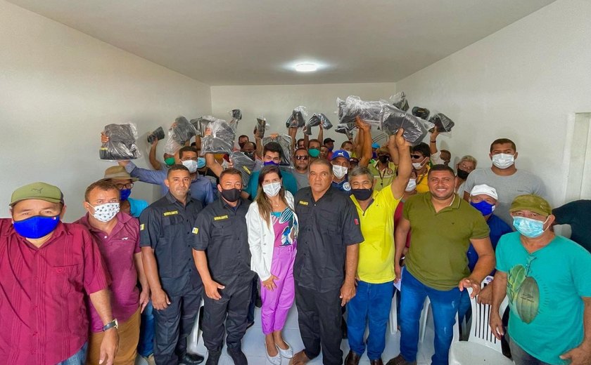 Valorizando o servidor público, prefeita Marcela Gomes entrega fardamentos a vigilantes municipais de Novo Lino