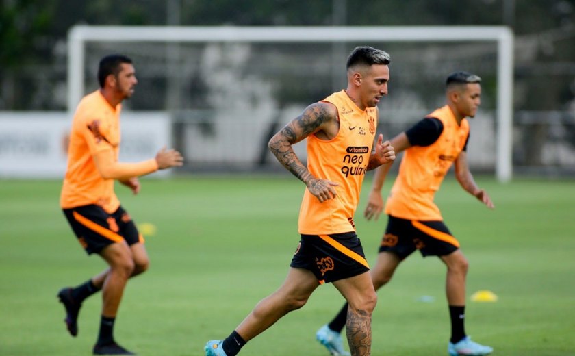 Livre da indisposição estomacal, João Victor participa de treino no Corinthians
