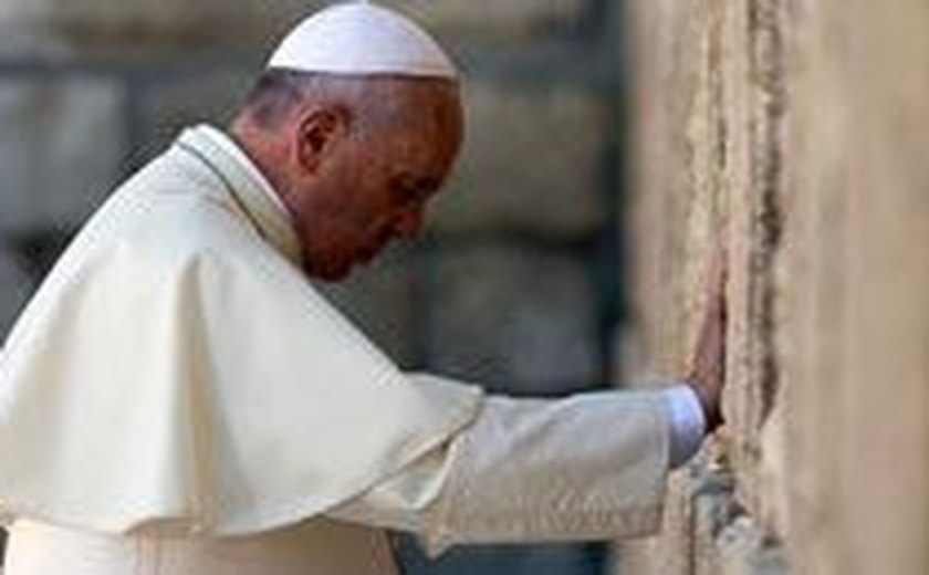 Papa pede que nunca mais se repita &#8216;uma monstruosidade&#8217; como o Holocausto