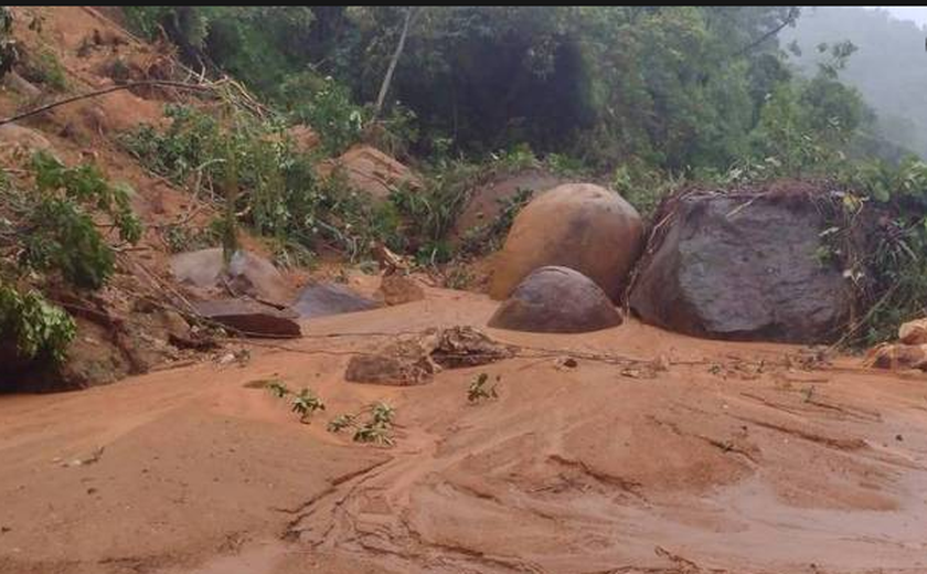 Chuva leva sujeira à praia de Iperoig e causa transtornos em Ubatuba