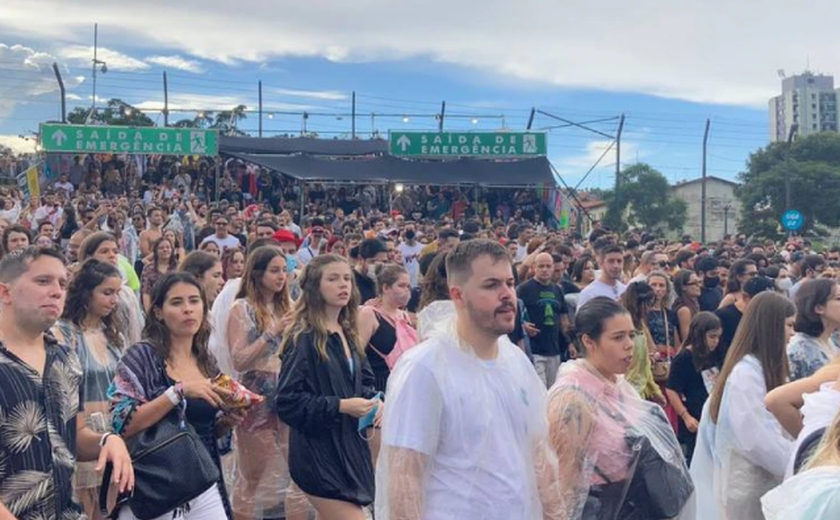 Lollapalooza 2022: Chuva forte interrompe sequência de shows no primeiro dia