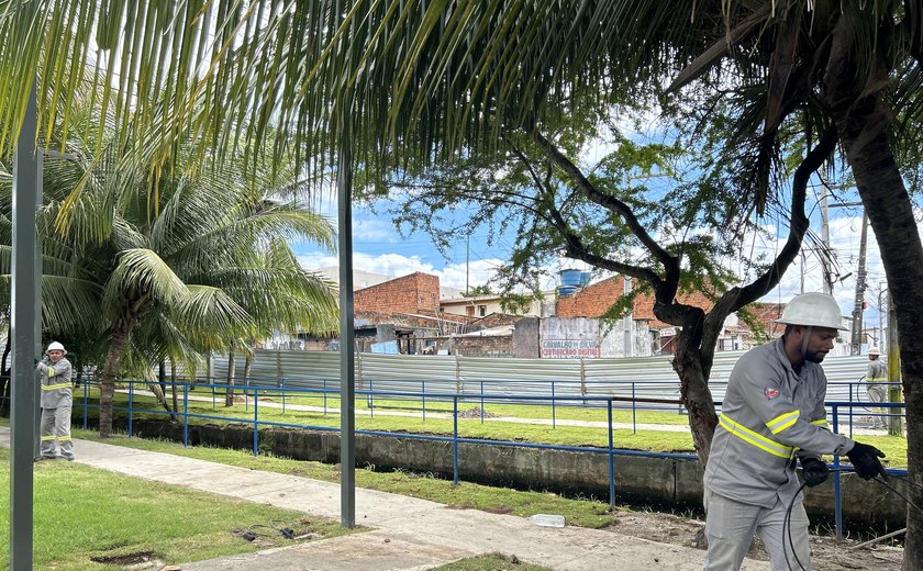 Novo passeio público no Conjunto Joaquim Leão recebe novos postes de iluminação