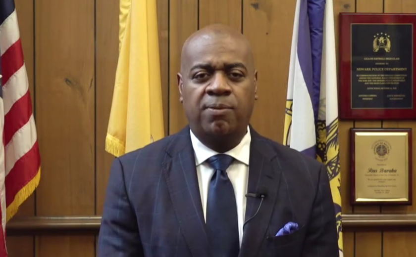 Prefeito de Newark, em Nova Jersey, é preso em protesto contra detenção de imigrantes