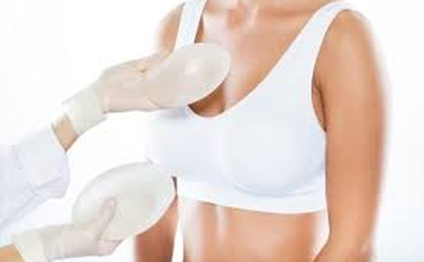 Mulher faz cirurgia de silicone dos sonhos na Turquia, mas procedimento dá errado e seios ficam pretos e vazando; entenda