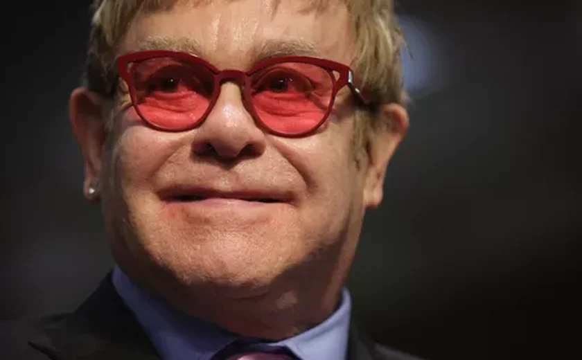 De Adidas a Gucci, Elton John coloca itens de seu closet à venda no eBay