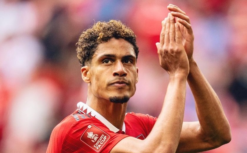 Varane reclama de regra que aumenta acréscimos na Inglaterra: 'Perigoso para os jogadores'
