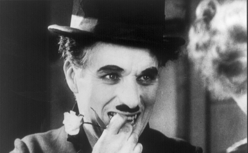 Na Índia, fãs de Charlie Chaplin se vestem como Carlitos para homenagear o ator