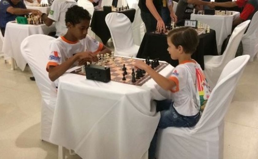 Alagoano Interclubes de Xadrez reúne jogadores em shopping de Maceió