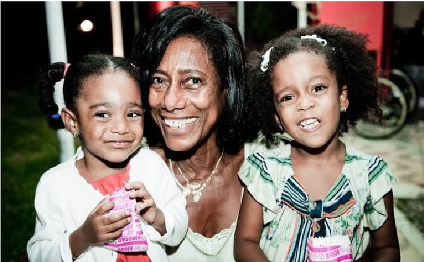 Filhas de Gloria Maria comemoram aniversário em celebração intimista ao lado de amigos da mãe
