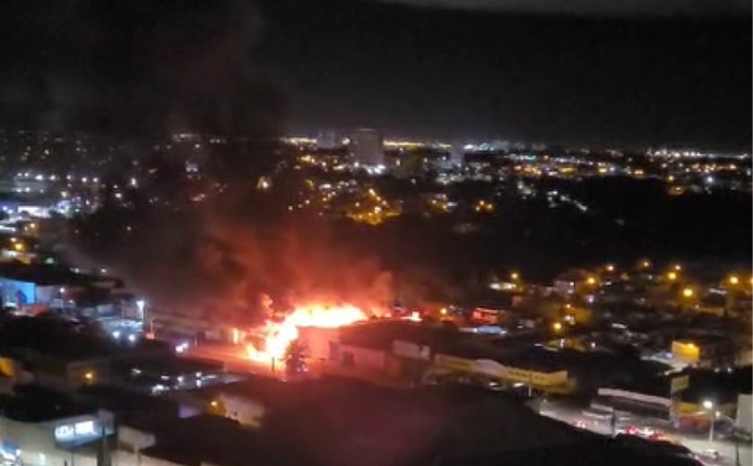 Incêndio devasta loja de madeira no Barro Duro; Bombeiros mobilizados