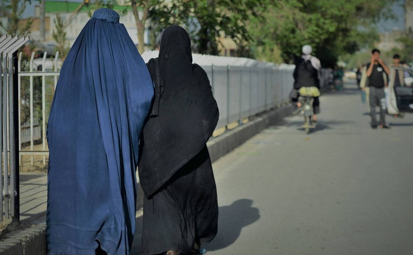 Talibã ordena que mulheres no Afeganistão cubram corpo da cabeça aos pés