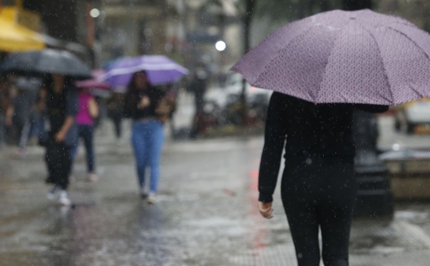 Previsão de chuvas intensas em 16 estados e DF