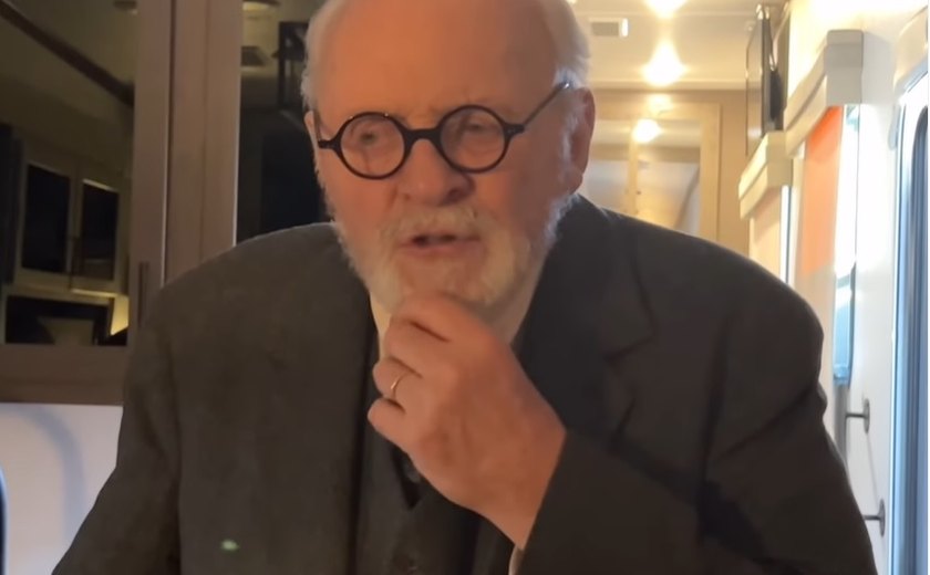 Anthony Hopkins é comparado a Jô Soares após postar vídeo caracterizado de Freud