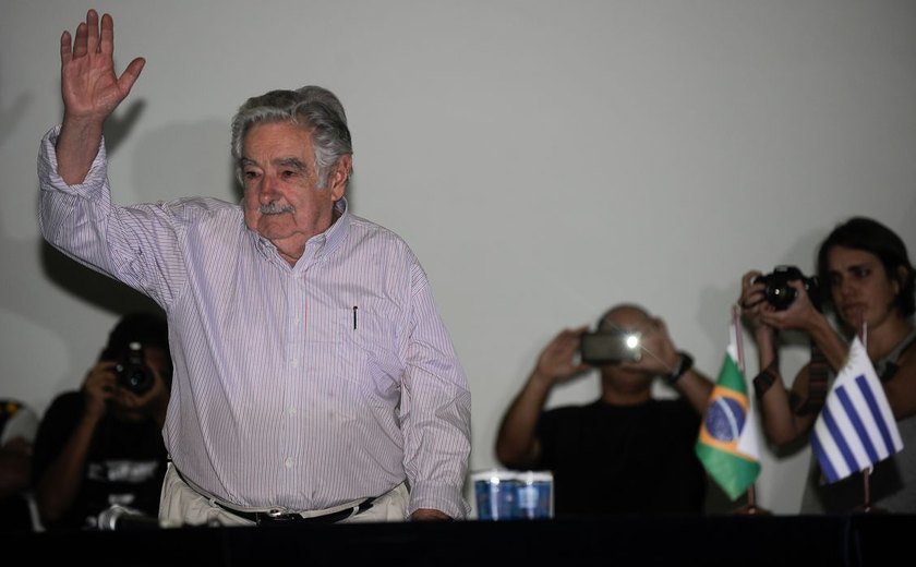 Deputados e senadores brasileiros lamentam morte de Mujica