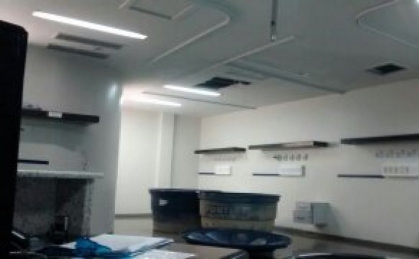Água jorra de teto da UTI do hospital de Santana de Ipanema