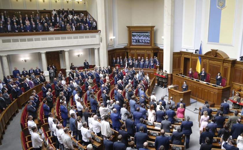 Zelensky faz mudanças no governo para distrair os ucranianos da situação difícil no front, diz jornal