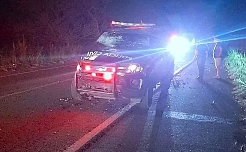 Motociclista morre em colisão com viatura da PC em Maribondo; garupa fica ferido