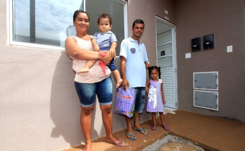 Governador Renan Filho participa da entrega de 1.200 moradias no Benedito Bentes