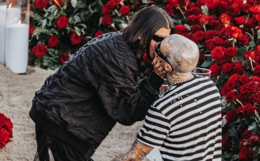 Kourtney Kardashian adia casamento com Travis Barker