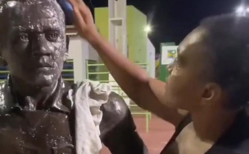 Vandalismo contra estátua de Daniel Alves em Juazeiro suscita debates sobre justiça e memória