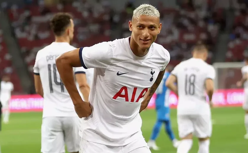 Richarlison faz três gols e Tottenham goleia time de Cingapura