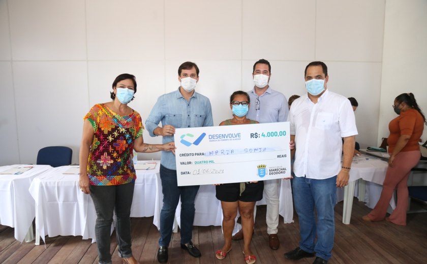 Em parceria com a Desenvolve AL, prefeito Cacau entrega cheques com linhas de créditos para mais empresários deodorenses