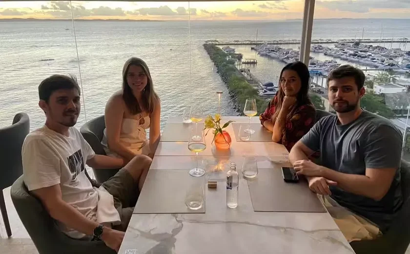 Jovens que se confundiram e pagaram R$ 1.650 em em restaurante ganham jantar de cortesia