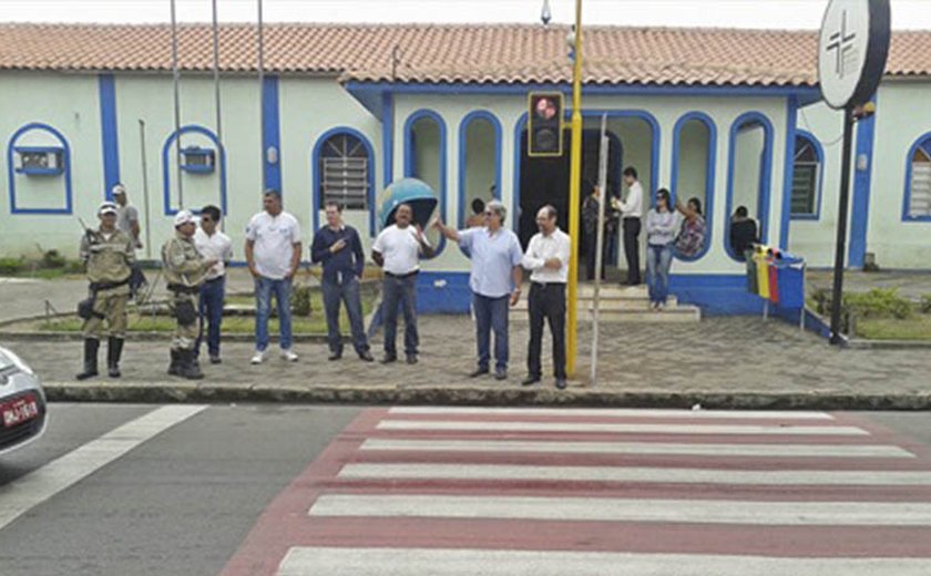Semáforo é instalado em frente ao Hospital Regional de Arapiraca