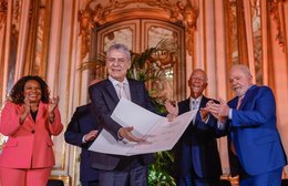 Depois de quatro anos de espera, Chico Buarque recebe Prêmio Camões