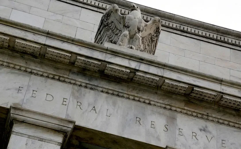 Dados recentes ampliaram confiança de que inflação caminha sustentadamente à meta, diz Fed