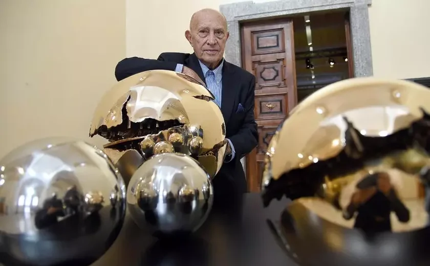 Escultor italiano Arnaldo Pomodoro morre aos 98 anos em Milão