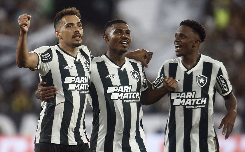 Botafogo empata com o Athletico (PR) e segue líder do Brasileirão
