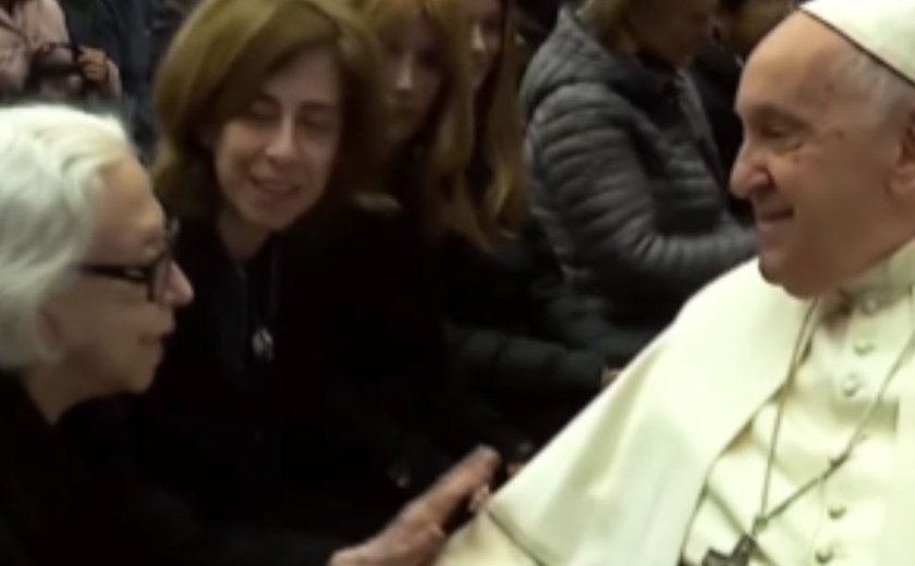 Fernanda Montenegro e Fernanda Torres se encontram com Papa Francisco e recebem bênção no Vaticano