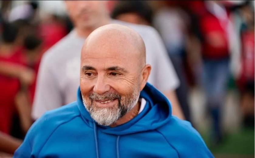 Em meio à invasão de torcedores, Sampaoli admite interesse no Santos: 'Um grande desafio'