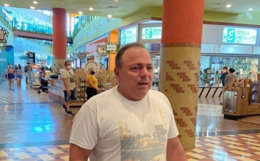 Pazuello entra sem máscara em shopping de Manaus e é advertido