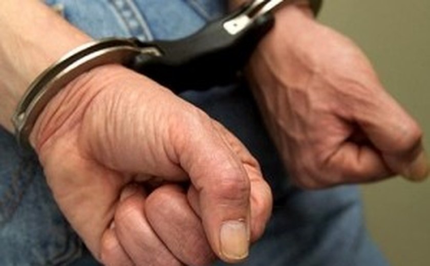 Homem diz estar possuído, ameaça esposa de morte e é preso