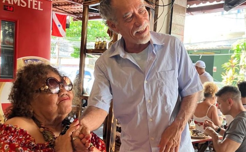 Rainha do Carimbó, Dona Onete curte restaurante paraense no Rio ao lado de Chico Diaz