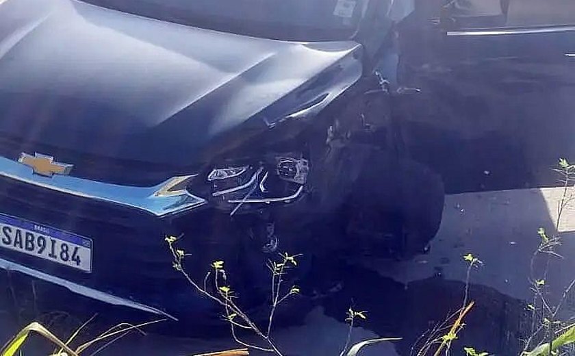 Médica do Samu fica ferida após se envolver em acidente com carreta, na BR-101, em São Miguel dos Campos
