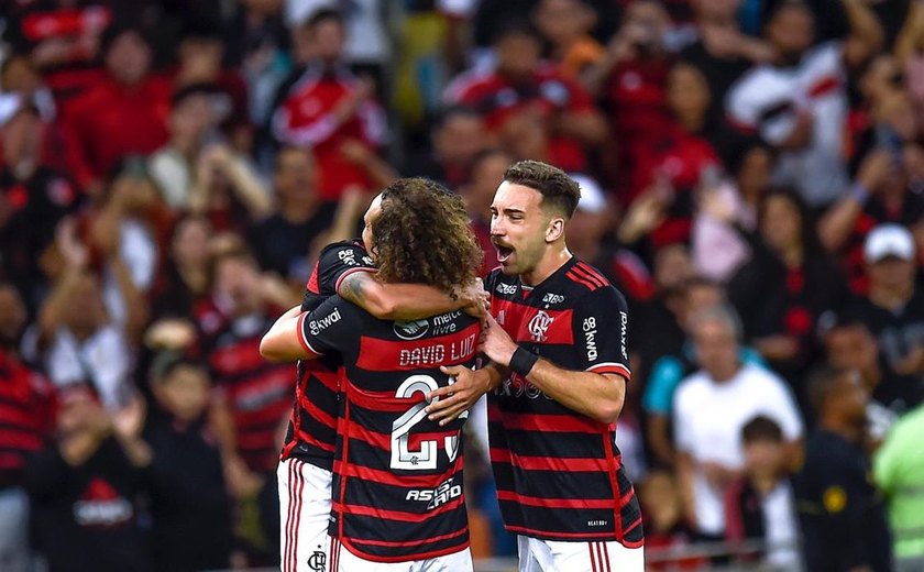 Flamengo derrota Cruzeiro para se isolar na ponta do Brasileiro