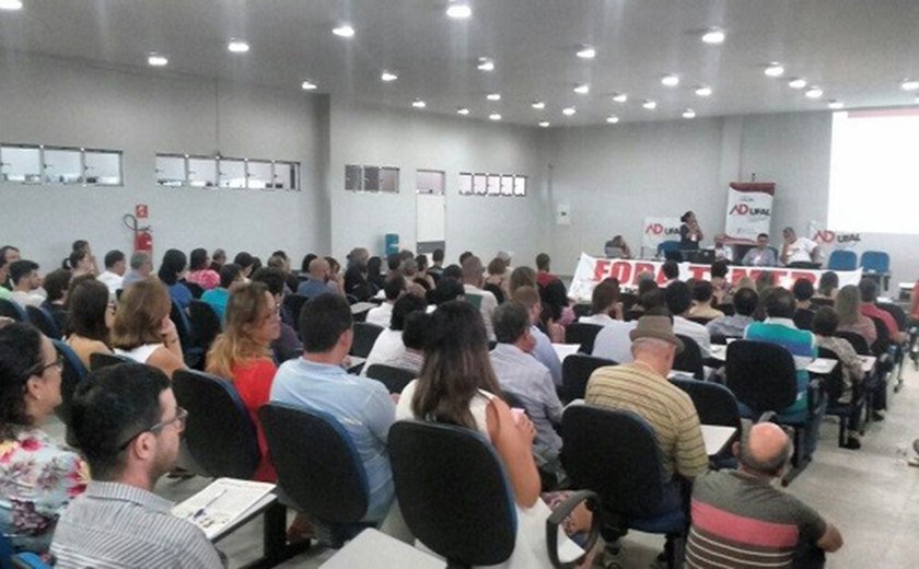 Professores da Ufal decidem entrar em greve por tempo indeterminado