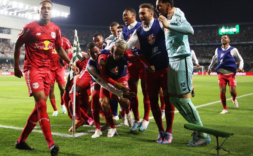Red Bull Bragantino supera o Coritiba fora de casa e cola no G-4 do Brasileirão